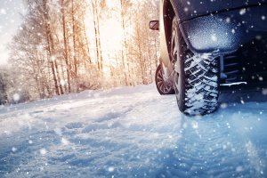 Car,Tires,On,Winter,Road,Covered,With,Snow.,Snowy,Landscape Wintercheck für Mitglieder